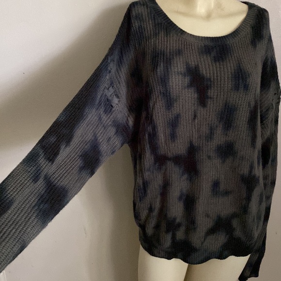 Numero Sweater - Picture 2 of 6